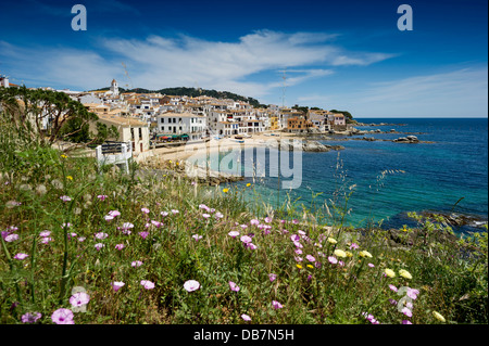 Village avec une plage de sable sur la mer Banque D'Images