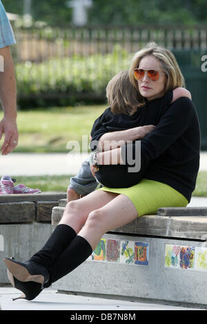 Sharon Stone prend son fils Laird au parc à Beverly Hills Beverly Hills, Californie - 14.05.11 Banque D'Images