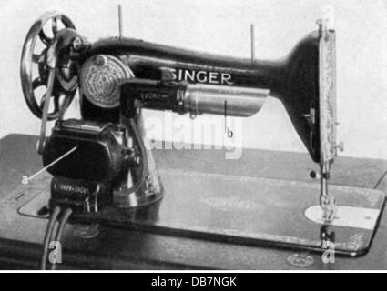 Machines à coudre et à coudre pour les ménages avec moteur électrique et lumière, fabriquées par: Singer, années 1920, droits additionnels-Clearences-non disponible Banque D'Images