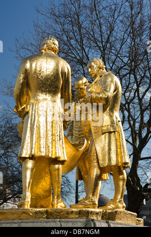 Royaume-uni, Angleterre, Birmingham, rue large, les trois garçons d'or Statue de Boulton, Watt et Murdoch Banque D'Images