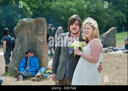 Glastonbury Festival 2013 - Mark et Rebecca en Jordanie du Bedfordshire bénir leur mariage dans le cercle de pierre. Banque D'Images