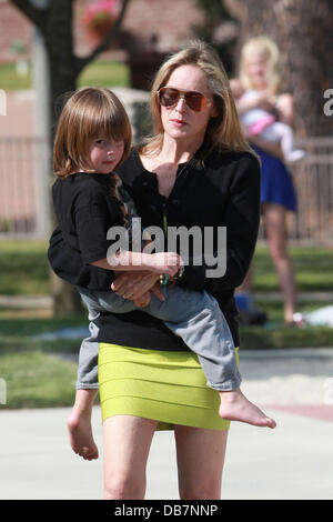 Sharon Stone prend son fils Laird au parc à Beverly Hills Beverly Hills, Californie - 14.05.11 Banque D'Images