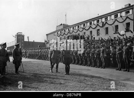 Hitler, Adolf, 20.4.1889 - 30.4.1945, politicien allemand (NSDAP), Chancelier du Reich 30.1.1933 - 30.4.1945, visite à Breslau pour le 12ème Saengerbundfest (Festival Alliance Singers), arrivée à l'aéroport, 28.7.1937, bienvenue par le responsable sa local, Banque D'Images