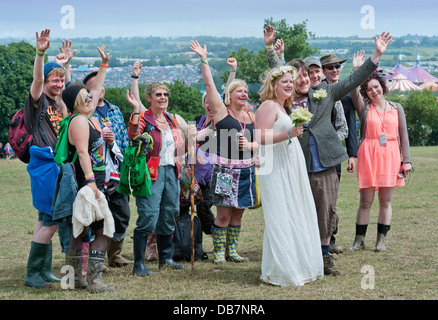 Glastonbury Festival 2013 - Mark et Rebecca en Jordanie du Bedfordshire bénir leur mariage dans le cercle de pierre. Banque D'Images