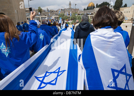 Foule marchant avec un drapeau israélien autour des murs de la ville. Vieille ville de Jérusalem. Israël. Banque D'Images