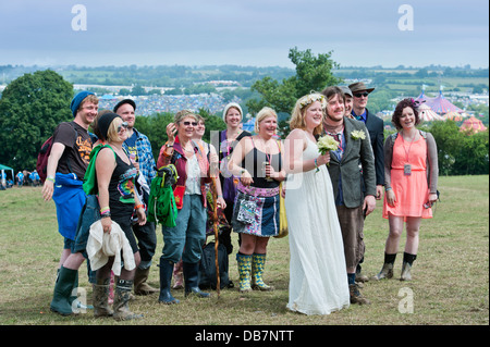 Glastonbury Festival 2013 - Mark et Rebecca en Jordanie du Bedfordshire bénir leur mariage dans le cercle de pierre. Banque D'Images