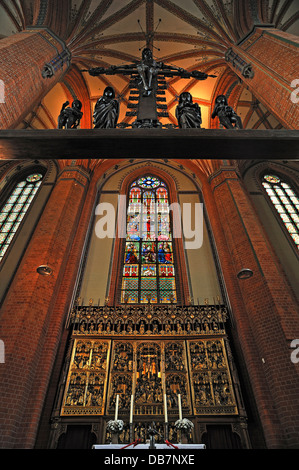 Autel Guestrow et vitrail, au-dessus de la Croix triomphale 'Groupe' de 1516, ou Marienkirche Eglise St Mary Banque D'Images