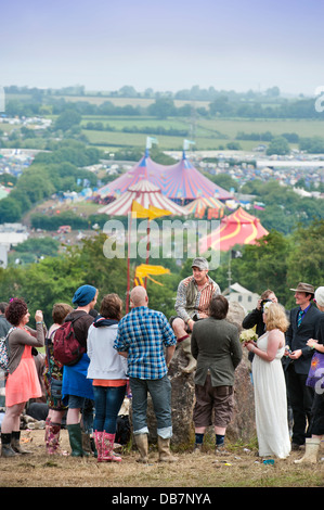 Glastonbury Festival 2013 - Mark et Rebecca en Jordanie du Bedfordshire bénir leur mariage dans le cercle de pierre. Banque D'Images