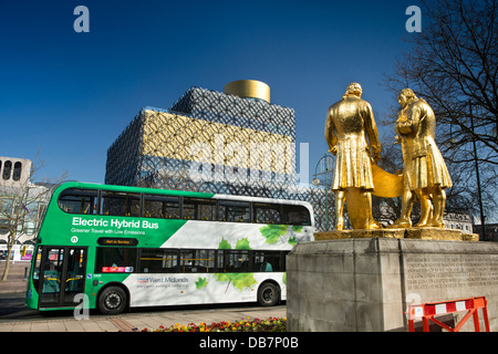 Royaume-uni, Angleterre, Birmingham, rue large, les trois garçons d'or Statue de Boulton, Watt et Murdoch avec bus hybride électrique Banque D'Images