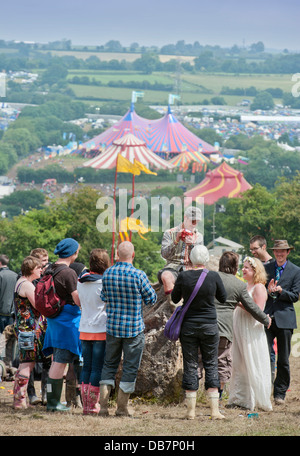 Glastonbury Festival 2013 - Mark et Rebecca en Jordanie du Bedfordshire bénir leur mariage dans le cercle de pierre. Banque D'Images