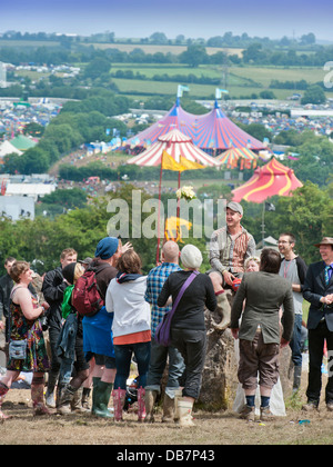 Glastonbury Festival 2013 - Mark et Rebecca en Jordanie du Bedfordshire bénir leur mariage dans le cercle de pierre. Banque D'Images