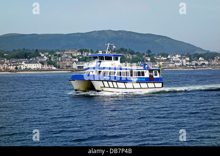 Ali traversier exploité par Cat Ferries arrive à Dunoon Argyll Ecosse de Gourock Banque D'Images