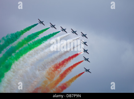 Des aéronefs portant à la 2013 RIAT Royal International Air Tattoo à Fairford - Les dix Frecce Tricolori italiens de l'équipe d'affichage. Banque D'Images