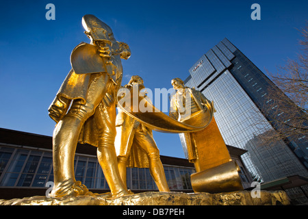 Royaume-uni, Angleterre, Birmingham, Broad Street, le Thre Golden Boys Statue de Boulton, Watt et Murdoch Banque D'Images