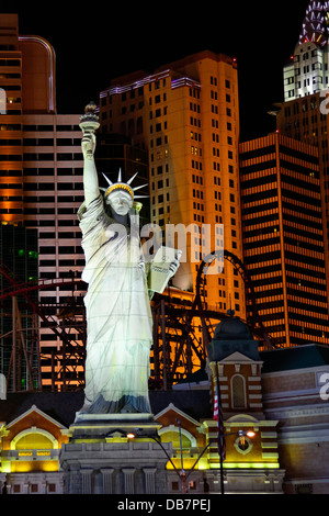 Las Vegas Boulevard avec Statue de la liberté dans la nuit Banque D'Images