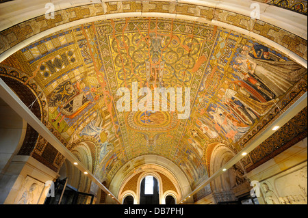 Hall d'entrée avec un plafond mosaic, Memorial Hall à la vieille tour de l'Église Banque D'Images