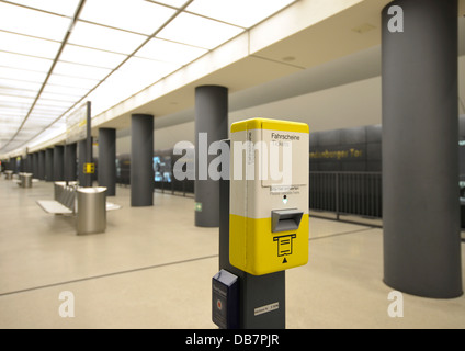 Annulation de billets machine, nouvelle station de Brandenburger Tor sur le métro (U-Bahn) ligne 55, BVG, Berliner Verkehrsbetriebe de Banque D'Images