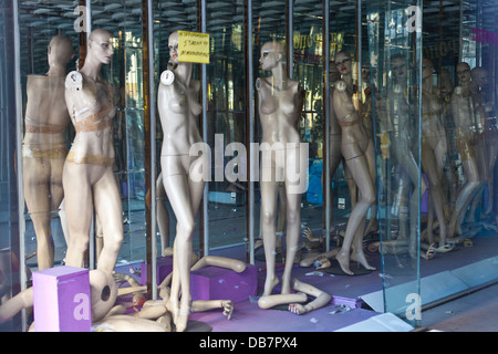 Les mannequins dans la fenêtre d'un magasin abandonné à Athènes, Grèce Banque D'Images