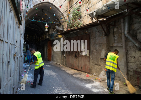 Les balayeuses de jeunes. Le quartier musulman. Vieille ville de Jérusalem. Israël. Banque D'Images