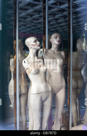 Les mannequins dans la fenêtre d'un magasin abandonné à Athènes, Grèce Banque D'Images