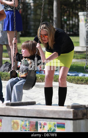 Sharon Stone prend son fils Laird au parc à Beverly Hills Beverly Hills, Californie - 14.05.11 Banque D'Images