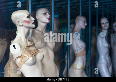 Les mannequins dans la fenêtre d'un magasin abandonné à Athènes, Grèce Banque D'Images