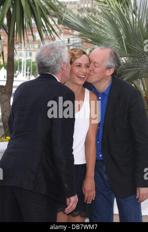 Co-directeurs Jean-Pierre Dardenne (l) et Luc Dardenne et l'actrice Cécile de France 2011 Cannes International Film Festival - Jour 5 -Le gamin au vélo - Photocall Cannes, France - 15.05.11 Banque D'Images