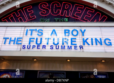 Sur l'écran cinéma vert annonce la naissance royale, Islington, Londres Banque D'Images