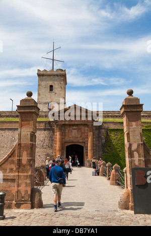 Les visiteurs entrant château de Montjuic à Barcelone Banque D'Images