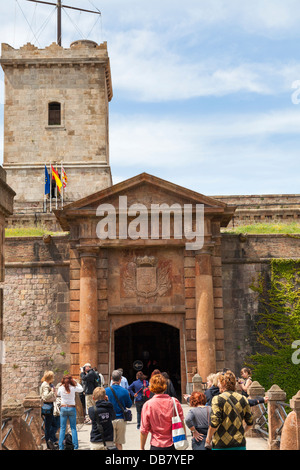 Les visiteurs entrant château de Montjuic à Barcelone Banque D'Images