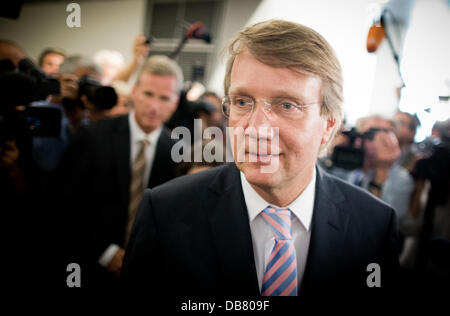 Ministre chancellerie Ronald Díaz arrive pour la réunion spéciale de la Commission de contrôle parlementaire sur l'affaire d'espionnage à Berlin, Allemagne, 25 juillet 2013. À la réunion, Díaz doit fournir des informations sur le niveau de connaissance du gouvernement fédéral sur le programme d'espionnage de la NSA. Photo : MICHAEL KAPPELER Banque D'Images