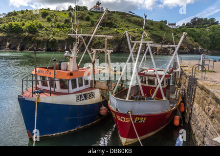 2 bateaux de pêche amarrés au port Banque D'Images