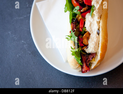 L'hoummos et baguette de légumes rôtis au four Banque D'Images