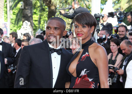 Le joueur de football Samuel ETO'o et sa femme Georgette, 2011 Festival international du film de Cannes - jour 6 - l'arbre de vie - première - départs Cannes, France - 16.05.11  Banque D'Images