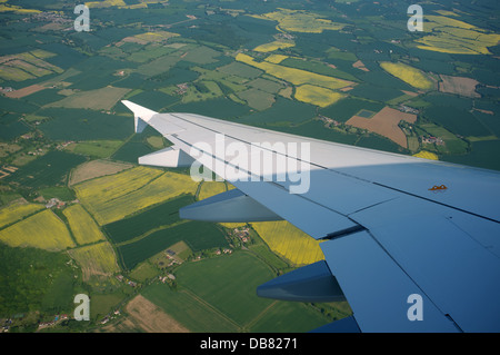 Avion de faire tourner après avoir décollé de l'aéroport de Stansted dans l'Essex, UK Banque D'Images
