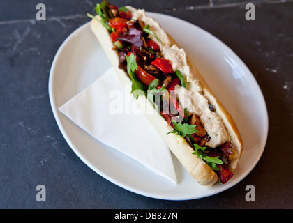 L'hoummos et baguette de légumes rôtis au four Banque D'Images