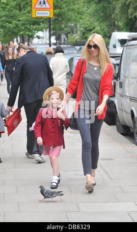 Modèle allemand Claudia Schiffer emmène sa fille à l'école de clémentine Londres, Angleterre - 17.05.11 Banque D'Images