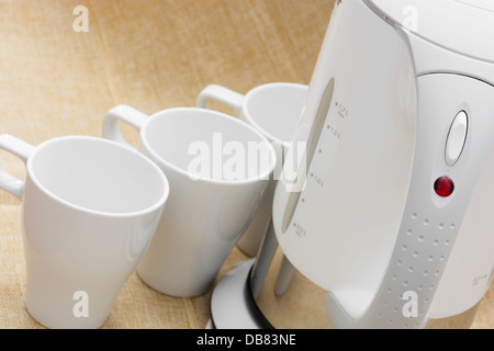 Tasses blanc et électrique sur la table. Banque D'Images