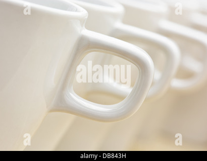 Rangée de tasses blanc avec poignées. Banque D'Images