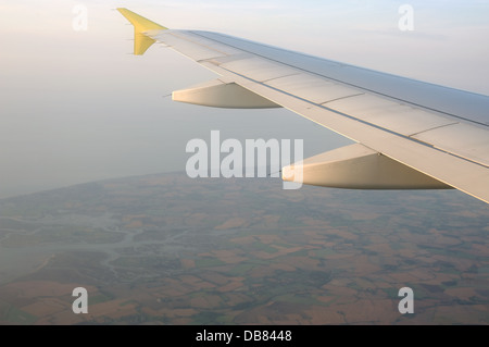 Avion de ligne survolant la côte d'Essex près de Clacton-on-sea sur la route de l'aéroport de Stansted Banque D'Images