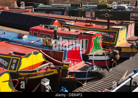 Royaume-uni, Angleterre, Birmingham, Narrowboats amarré dans le bassin de la rue du gaz Banque D'Images