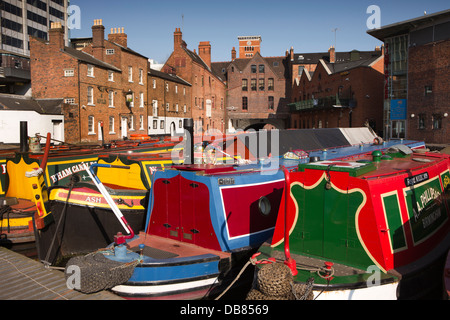 Royaume-uni, Angleterre, Birmingham, narrowboats amarré dans le bassin de la rue du gaz Banque D'Images