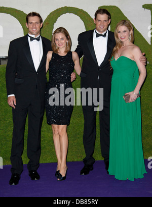 Mike Bryan et Bob Bryan, avec les clients non identifiés, arrivent pour le dîner des champions de Wimbledon 2013, Londres. Banque D'Images