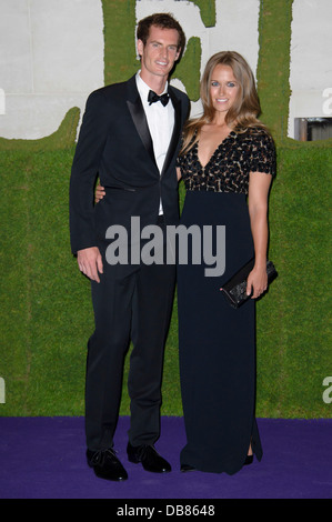 Andy Murray, et son partenaire Kim Sears arrivent pour le dîner des champions de Wimbledon 2013, Londres. Banque D'Images