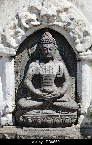 Statue de Bouddha en pierre du Temple de Swayambhunath Stupa à Katmandou, Népal Banque D'Images