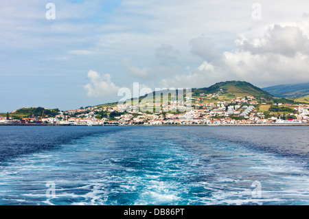 Horta, capitale de l'île de Faial un vu depuis le ferry boat à Pico Banque D'Images