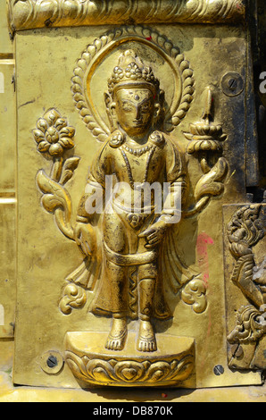 Statue du Bouddha d'or de Swayambhunath Stupa ou Monkey Temple dans la vallée de Katmandou, Népal Banque D'Images