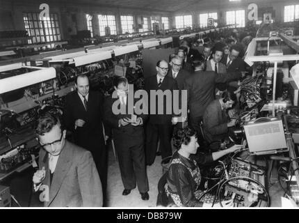 Industrie, radio et TV, usine de Grundig, Fuerth, salle de production pour récepteurs de radiodiffusion, visite de spécialistes britanniques et français, années 1950, droits additionnels-Clearences-non disponible Banque D'Images