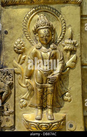 Statue du Bouddha d'or de Swayambhunath Stupa ou Monkey Temple dans la vallée de Katmandou, Népal Banque D'Images