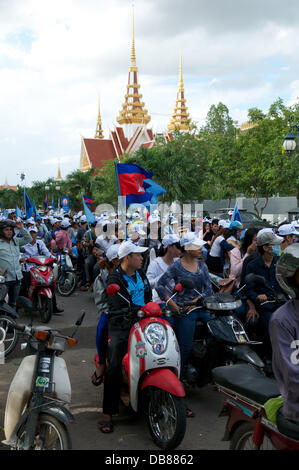 Phnom Penh, Cambodge le 25 juillet 2013. Sam Rainsy partisans bloquant la rue en face de l'Assemblée nationale à Phnom Penh. Sam Rainsy a été exilé en France depuis 2009. Il a bénéficié d'une grâce royale du roi du Cambodge et rentre au Cambodge le 19 juillet 2013. Credit : Kraig Lieb / Alamy Live News Banque D'Images